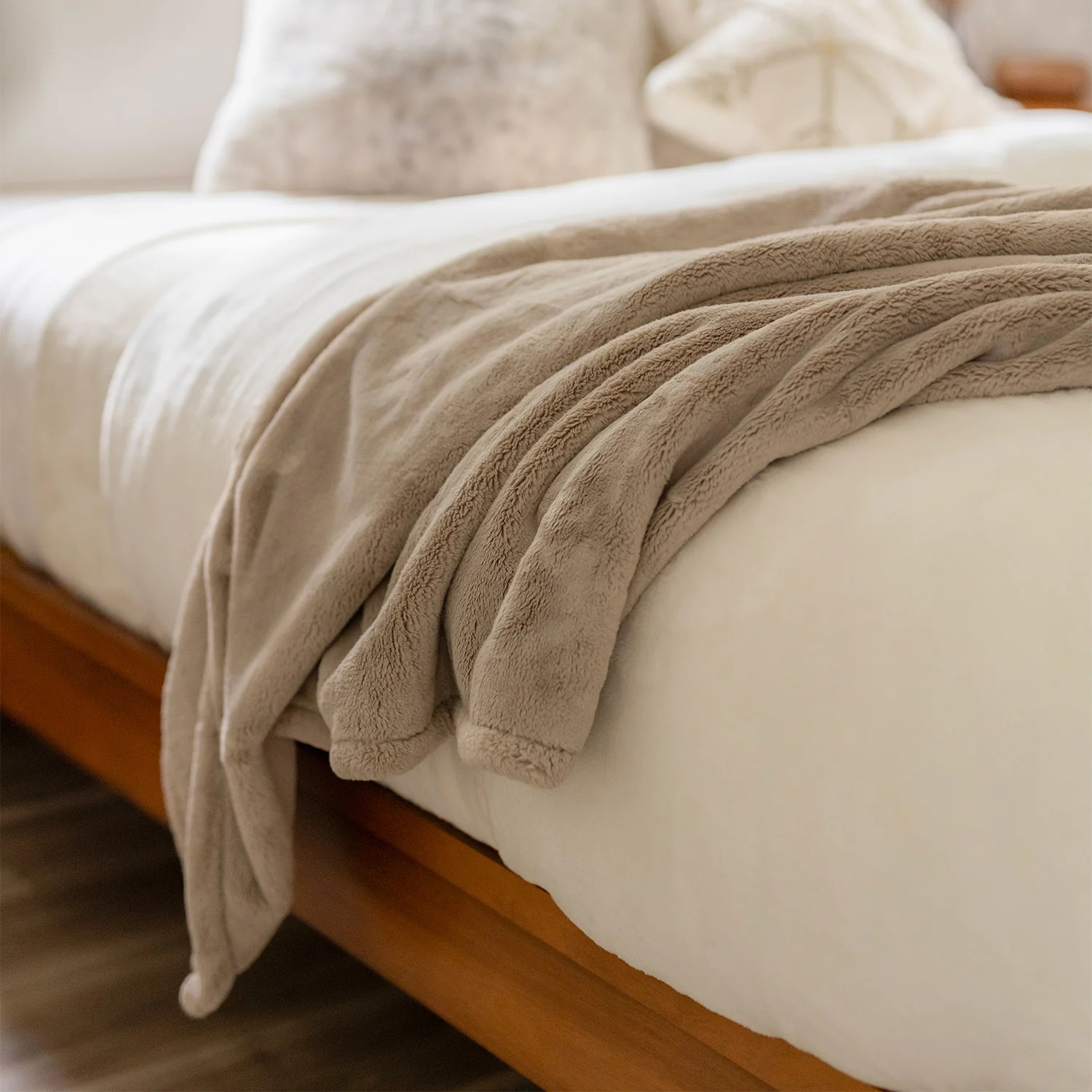 Heavyweight PrimaLush™ Throw - Image 17